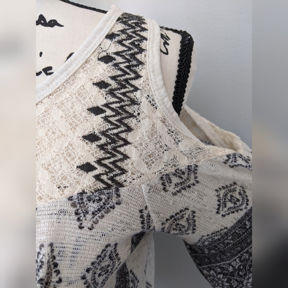 Cold Shoulder Top - Picture 4 of 6